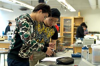 学生们正在做一个物理项目