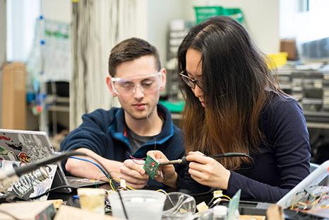 生物医学工程的学生正在做一个项目